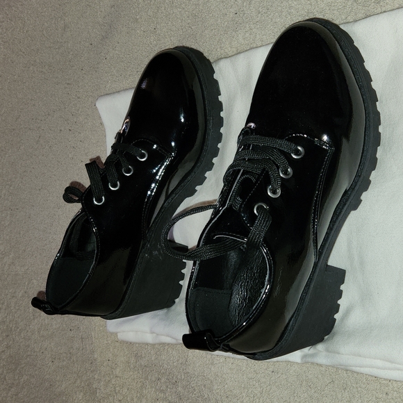 NWOT BLACK PATENT CHUNKY HEELS TIE SHOES - Picture 3 of 9